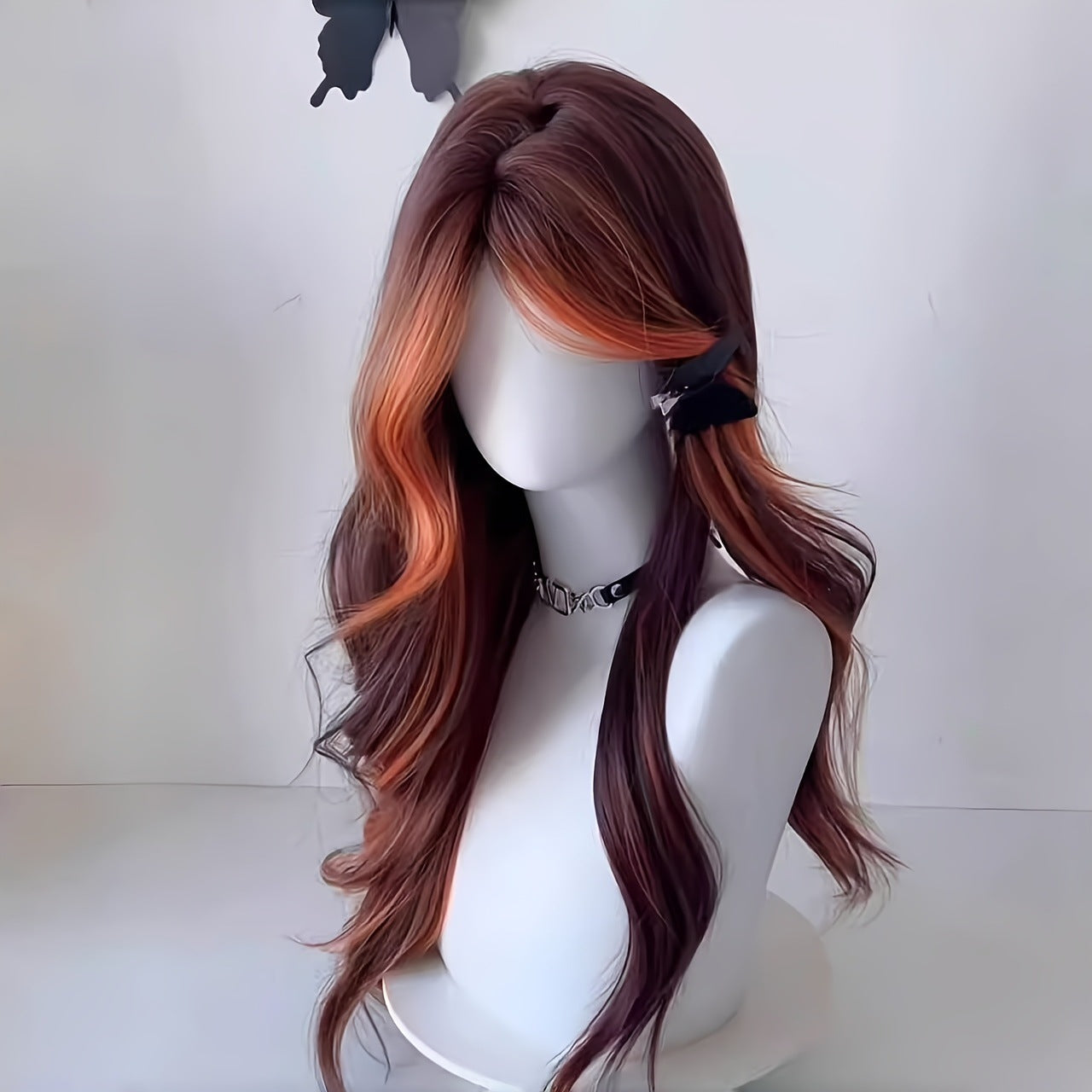 Long curly hair with bangs, highlighted and parted in the middle, full-head wig with elegant style